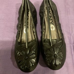 DKNY Soft Leather Black Ballerina Flat With Flower, Size 8